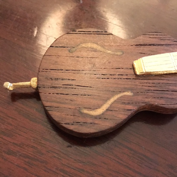 Double bass or contrabass guitar made of Wood and gilded gold tone brooch - Picture 3 of 6